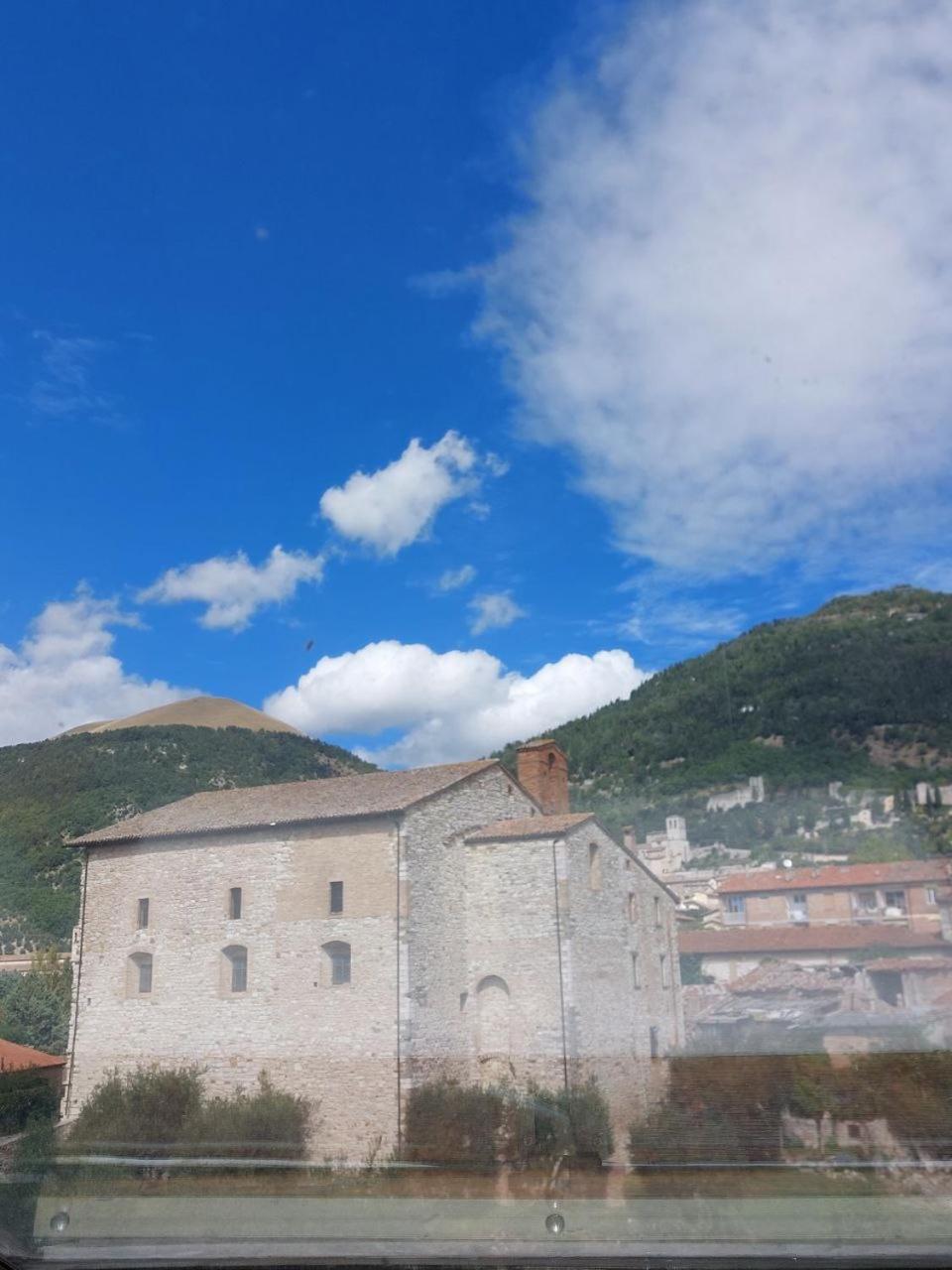 Affittacamere Via Carducci Gubbio Bagian luar foto